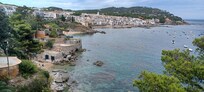 Lovely bays lined with great restaurants .