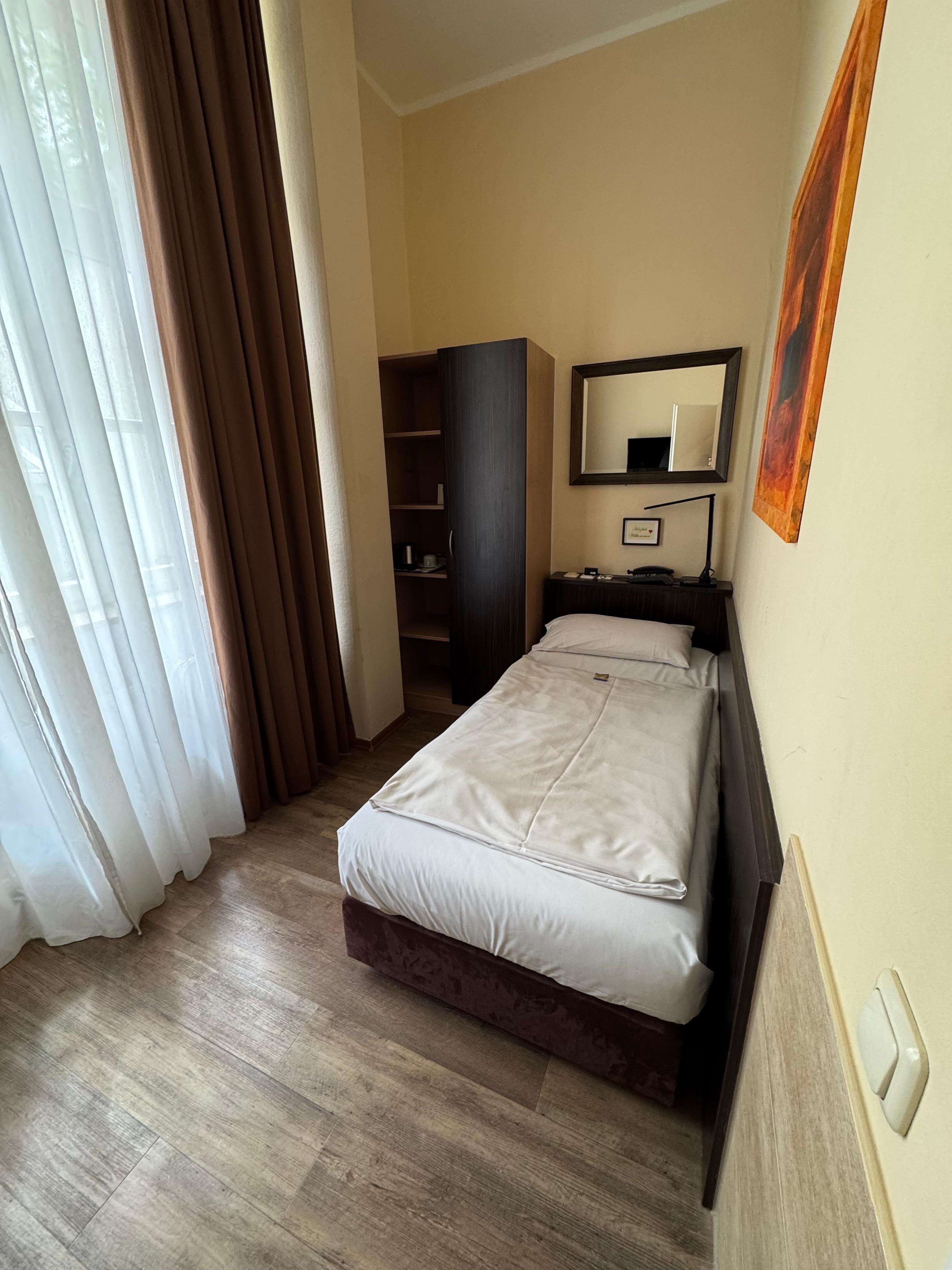 혼숙객에 딱좋은 사이즈의 객실 스탠드와 콘센트 스위치까지 모두 편리하게 가까이 있습니다. 