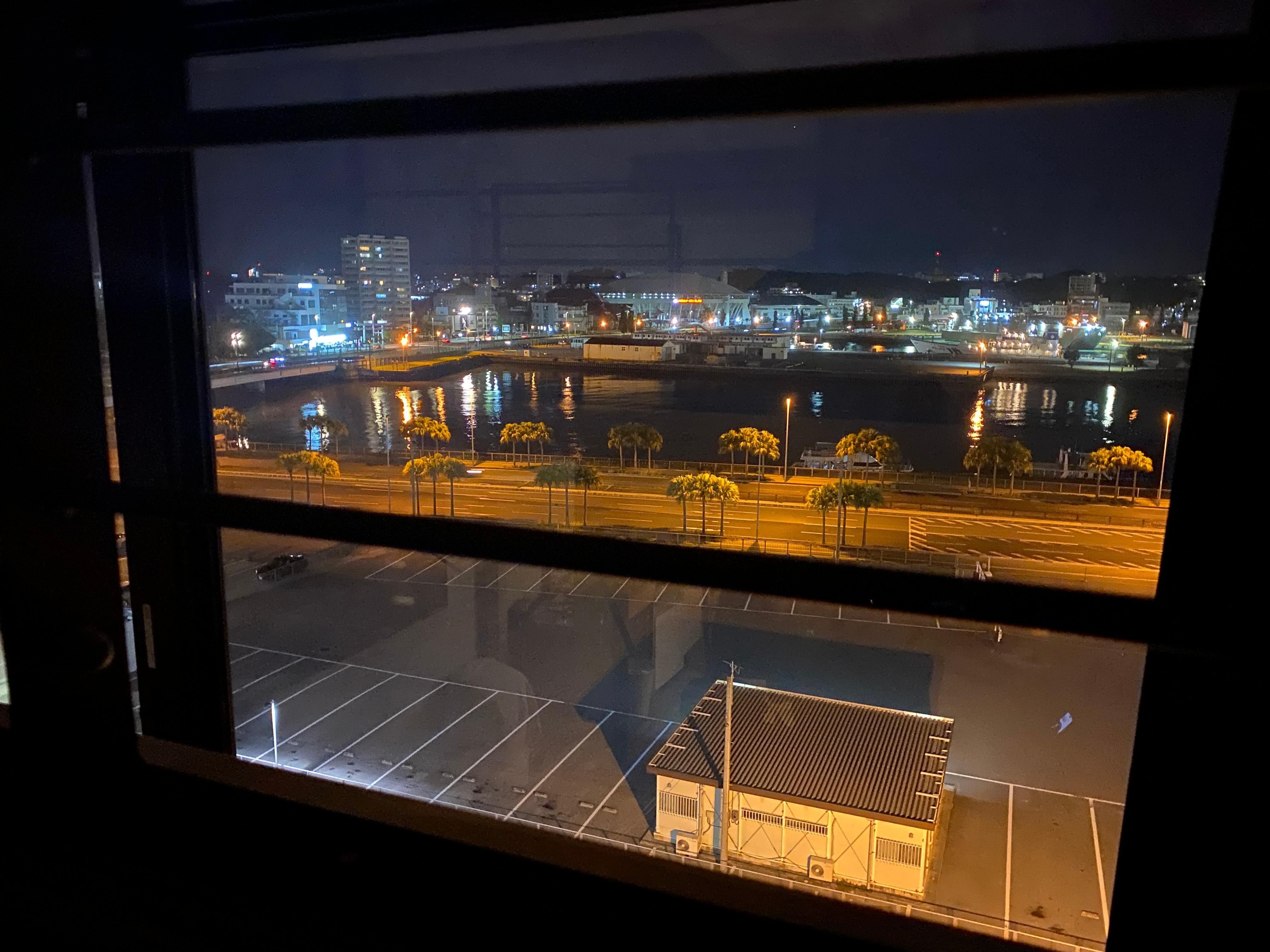 広い部屋からの眺め　夜