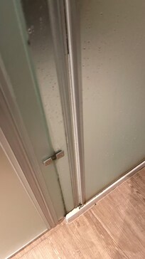 Glass partition for shower not fully closing