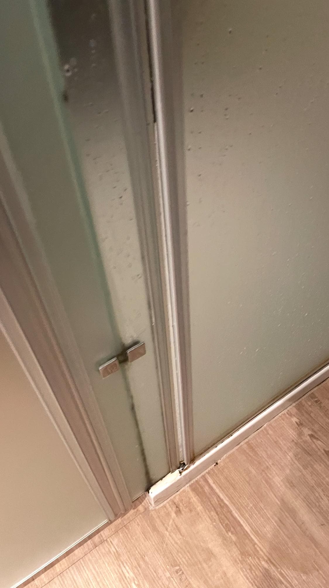 Glass partition for shower not fully closing