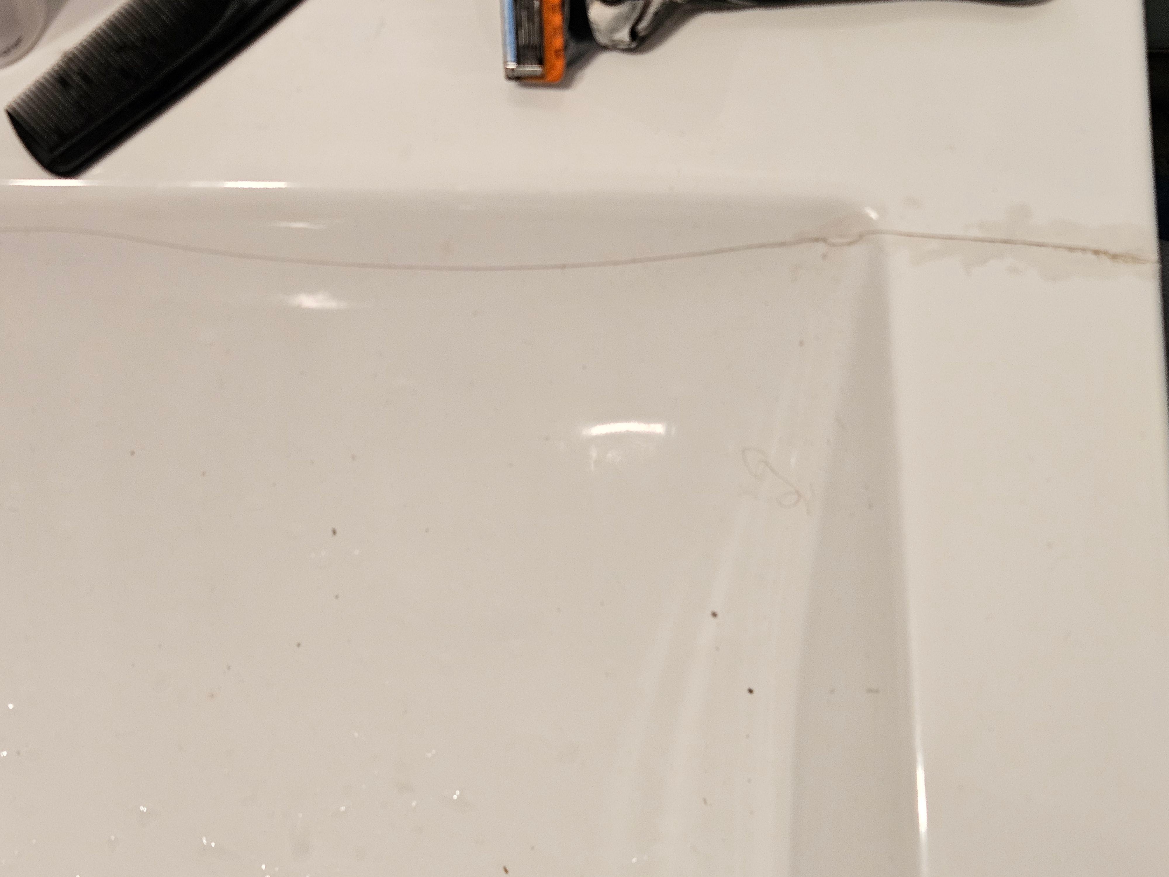 Dans la salle de bain encore j'ai envie de dire le lavabo recoller à la résine 