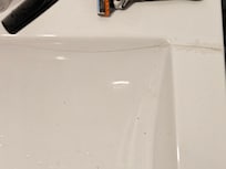 Dans la salle de bain encore j'ai envie de dire le lavabo recoller à la résine