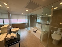 浴缸水很容易濺出來,要小心滑倒