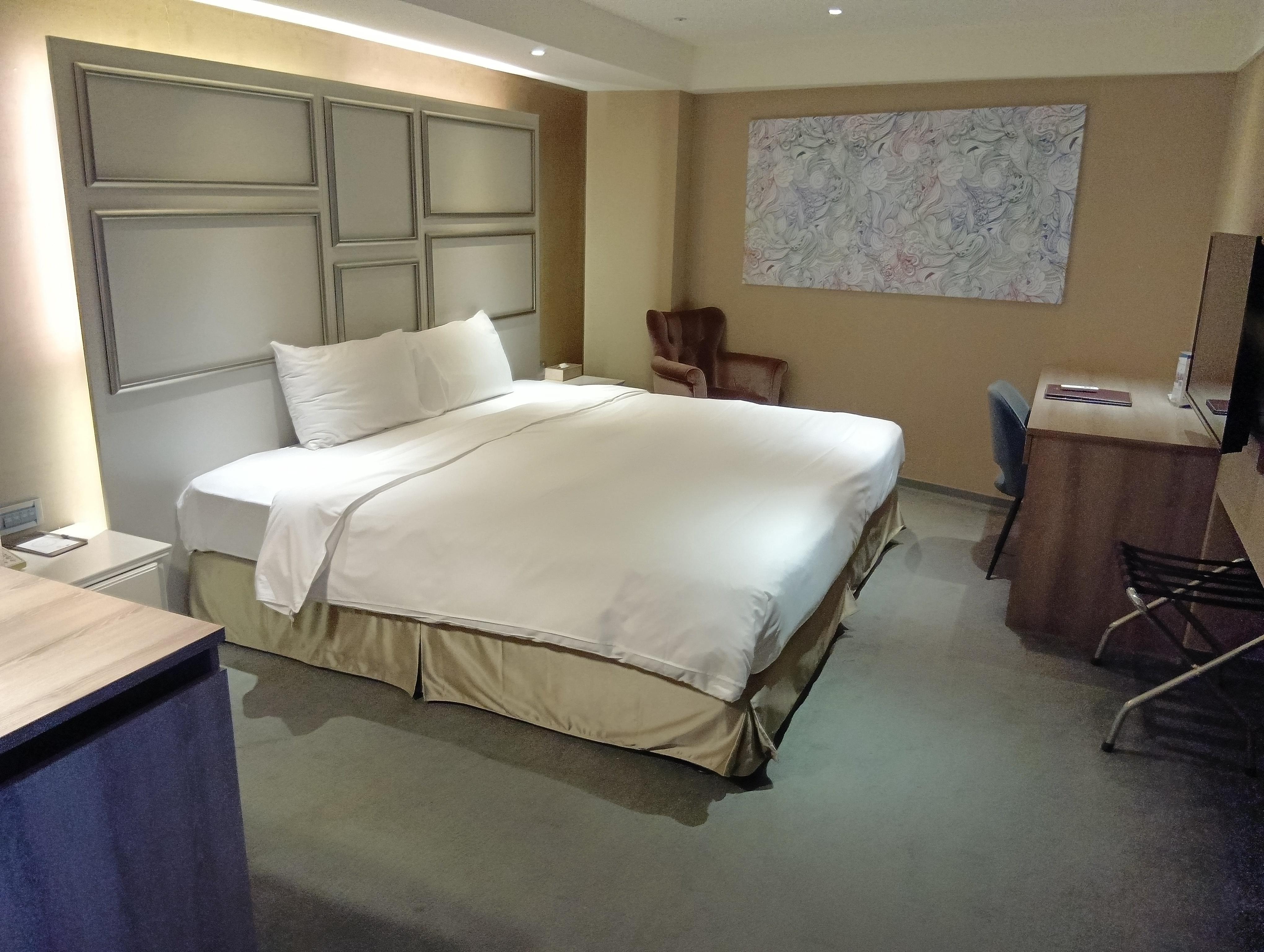 キングベッドを１人で使用。縦でも横でも寝れる。