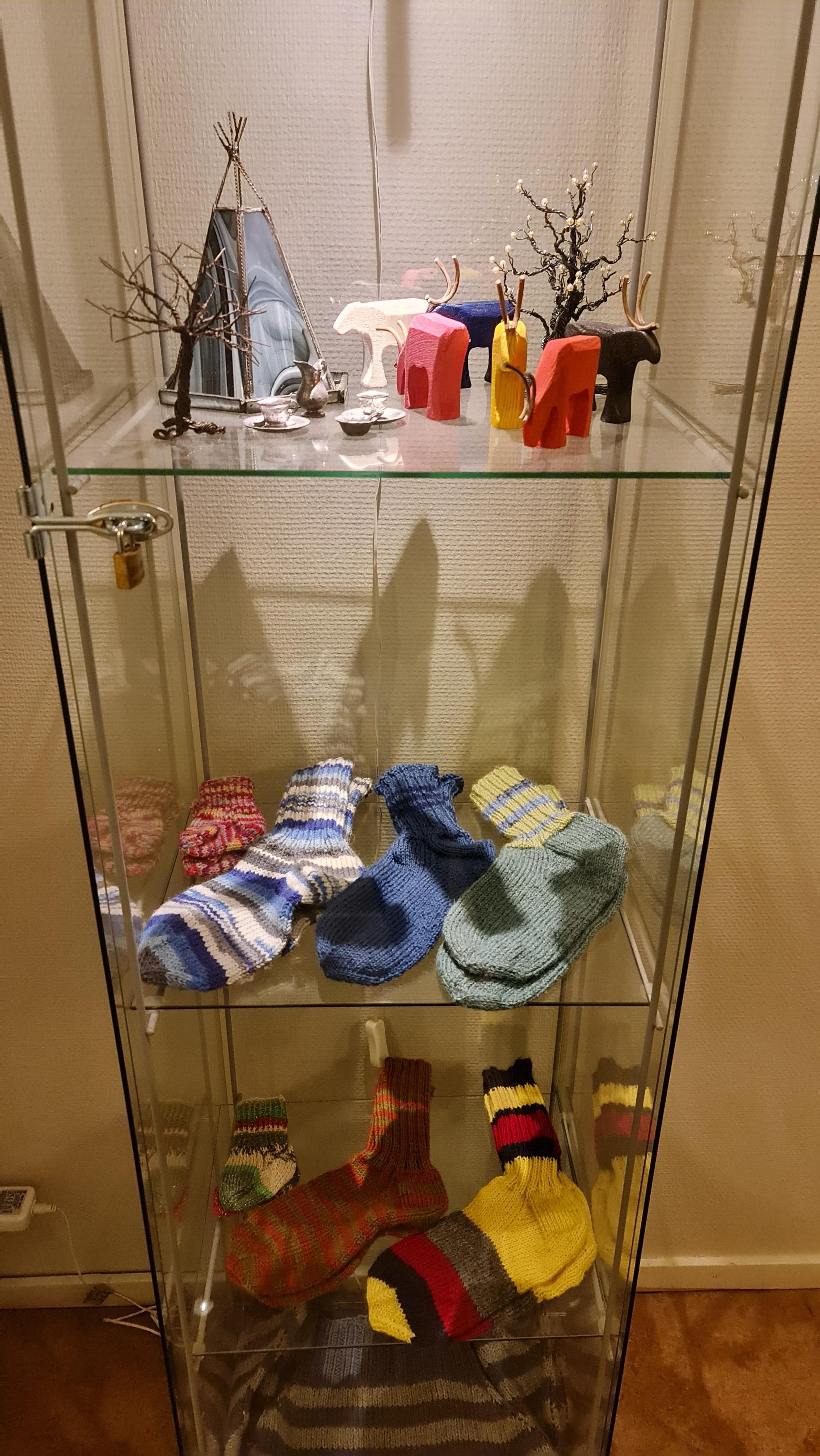 Strumporna är stickade för hand och är till salu, helt förtjusande fina.