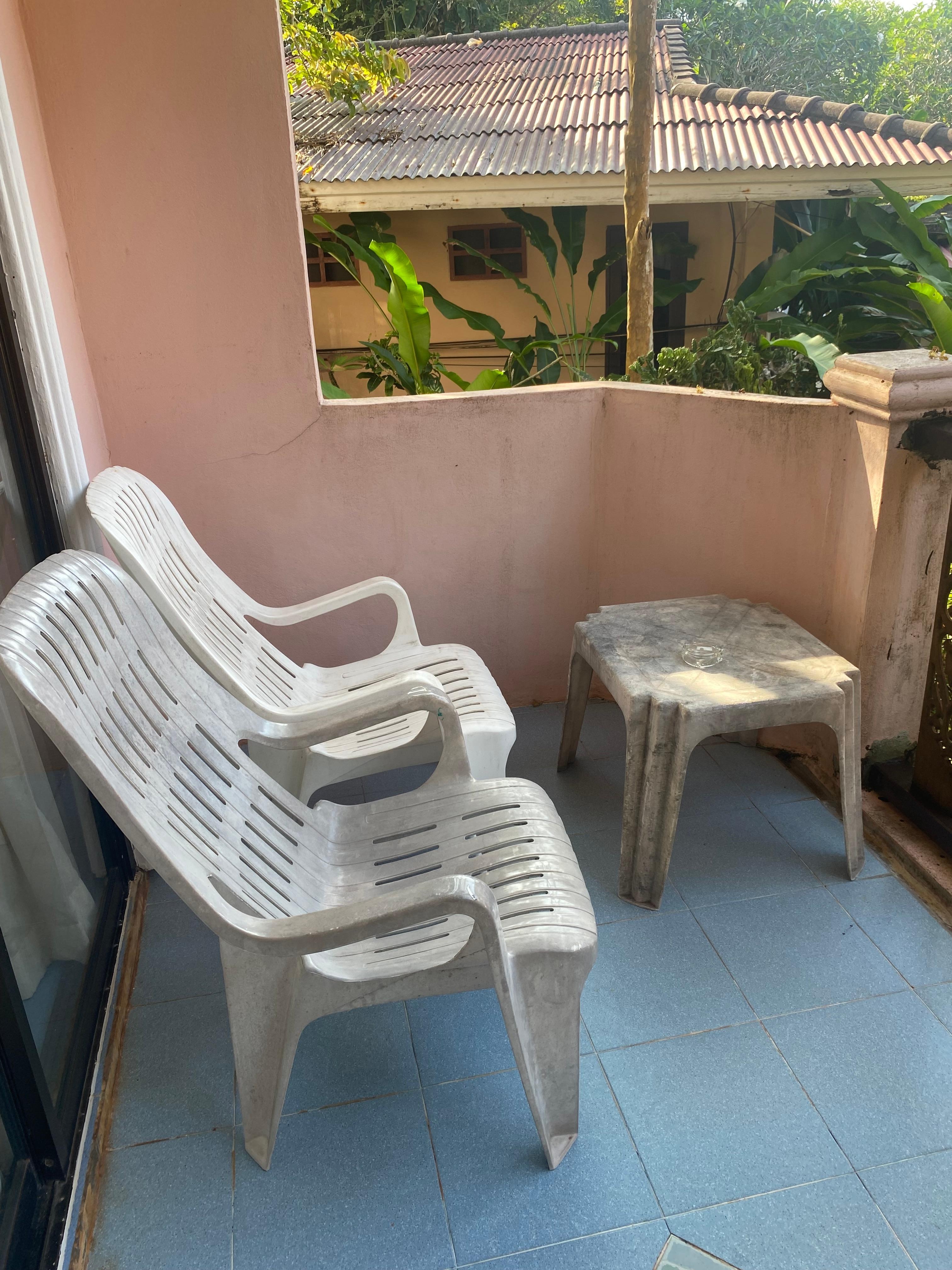 Äckliga plaststolar som luktar svett. Vi satt aldrig ute för det var så äckligt.