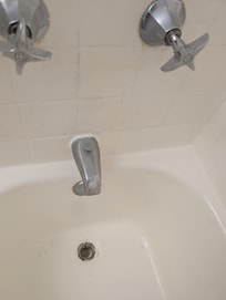 The tub was dirty looking. We put a towel inside to prevent touching the tub floor.