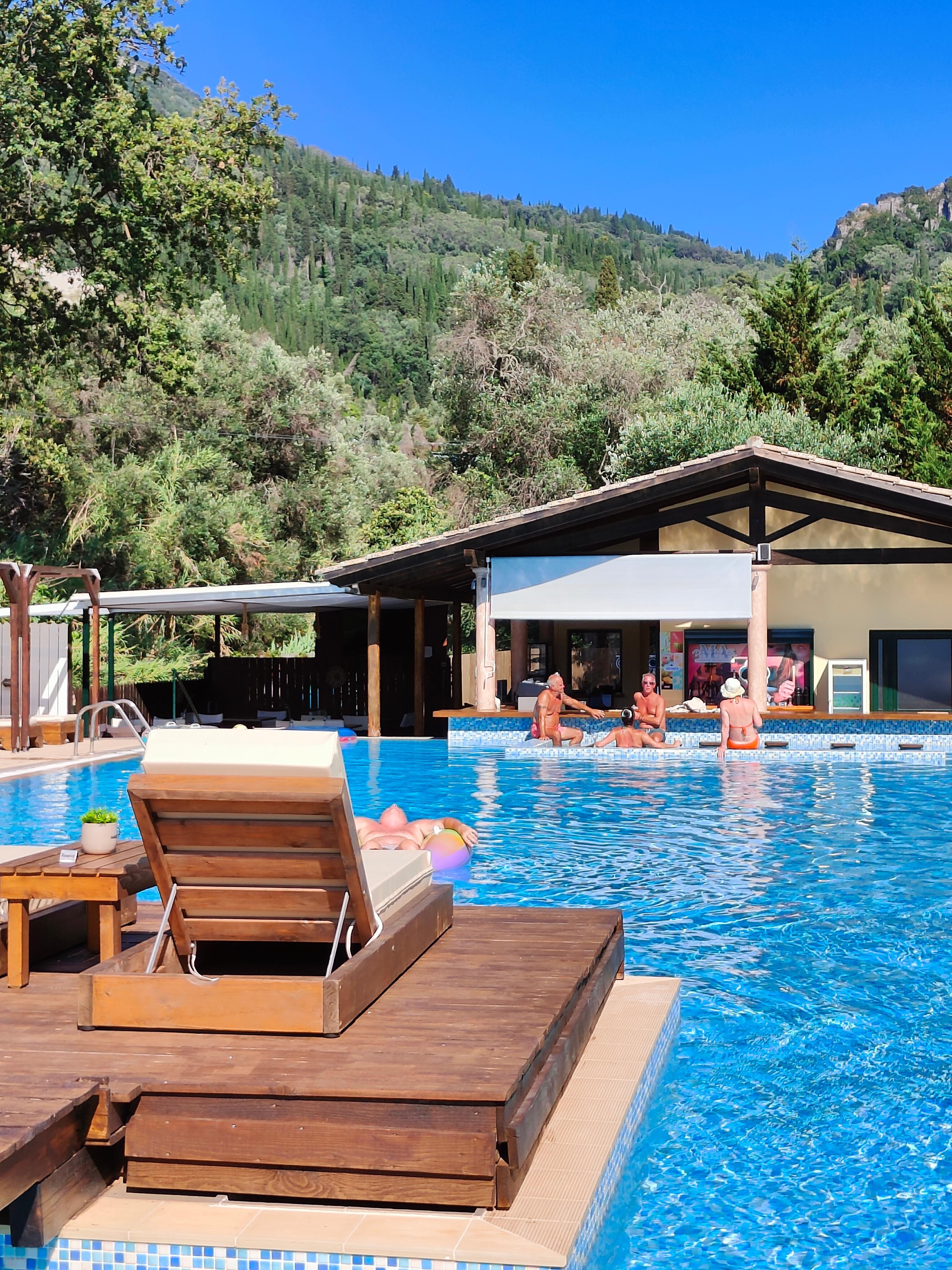 Poolen med poolbaren 