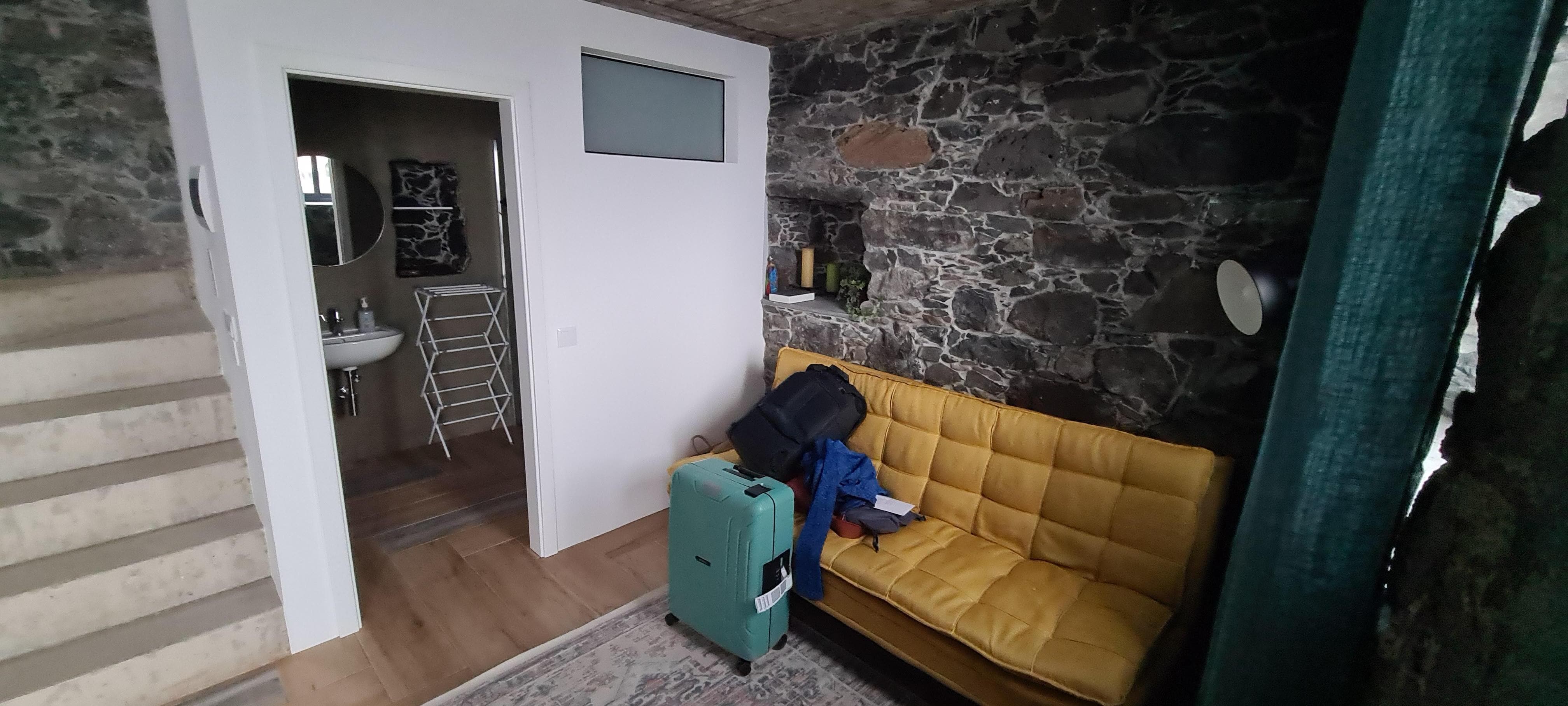 Sitzecke, Treppe nach oben:  2 Schlafräume und 2. Bad; Zugang zur Terrasse