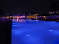 Espectacular vista noctura de la piscina común del hotel