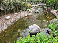 ホテル内の庭園にて