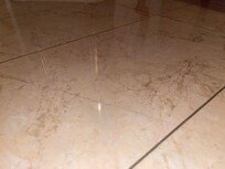 poils/cheveux sur le plancher de la salle de bain