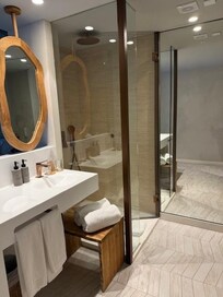 Badezimmer -> Doppelzimmer mit private Pool