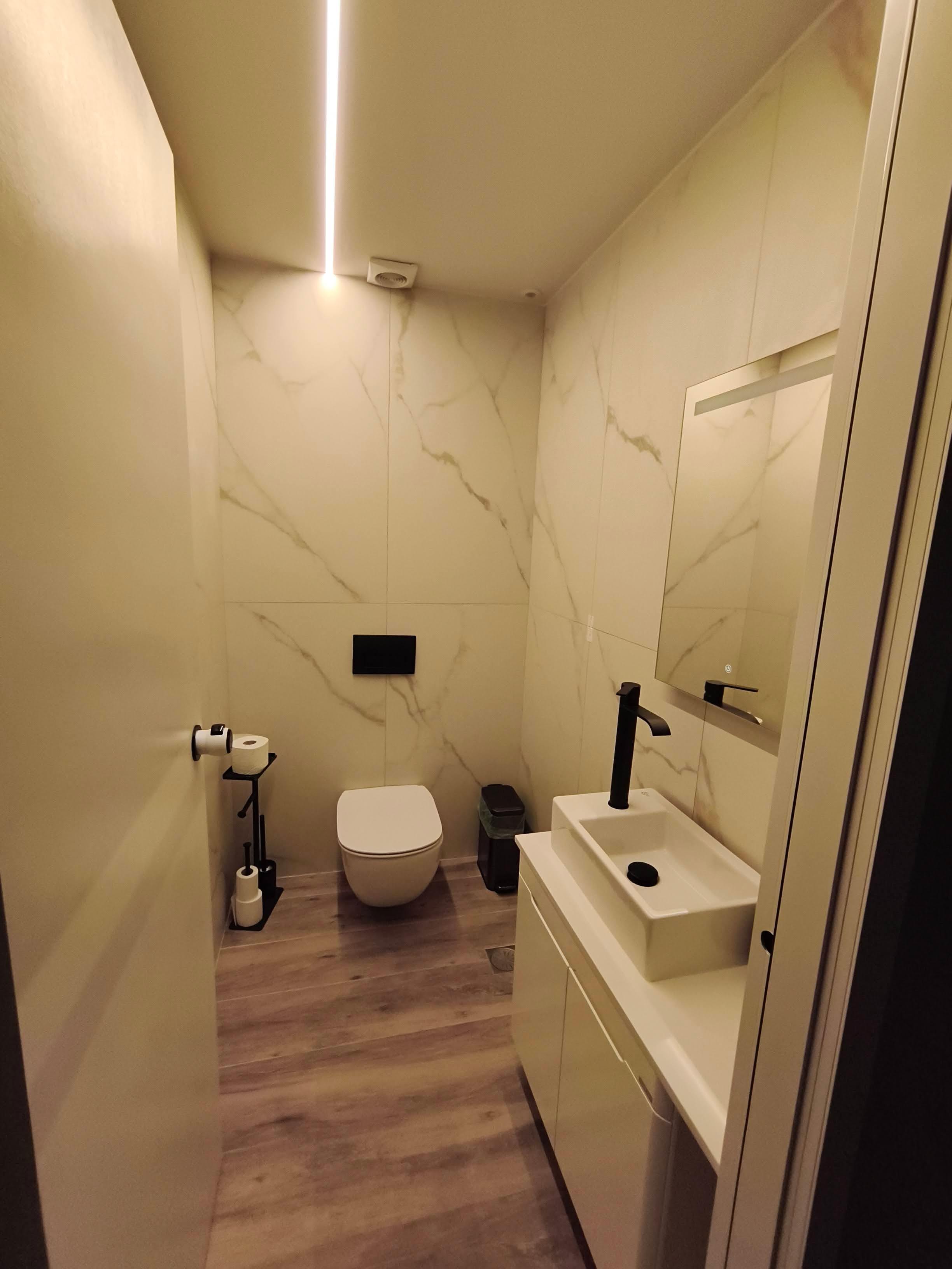 Bagno camera con due letti