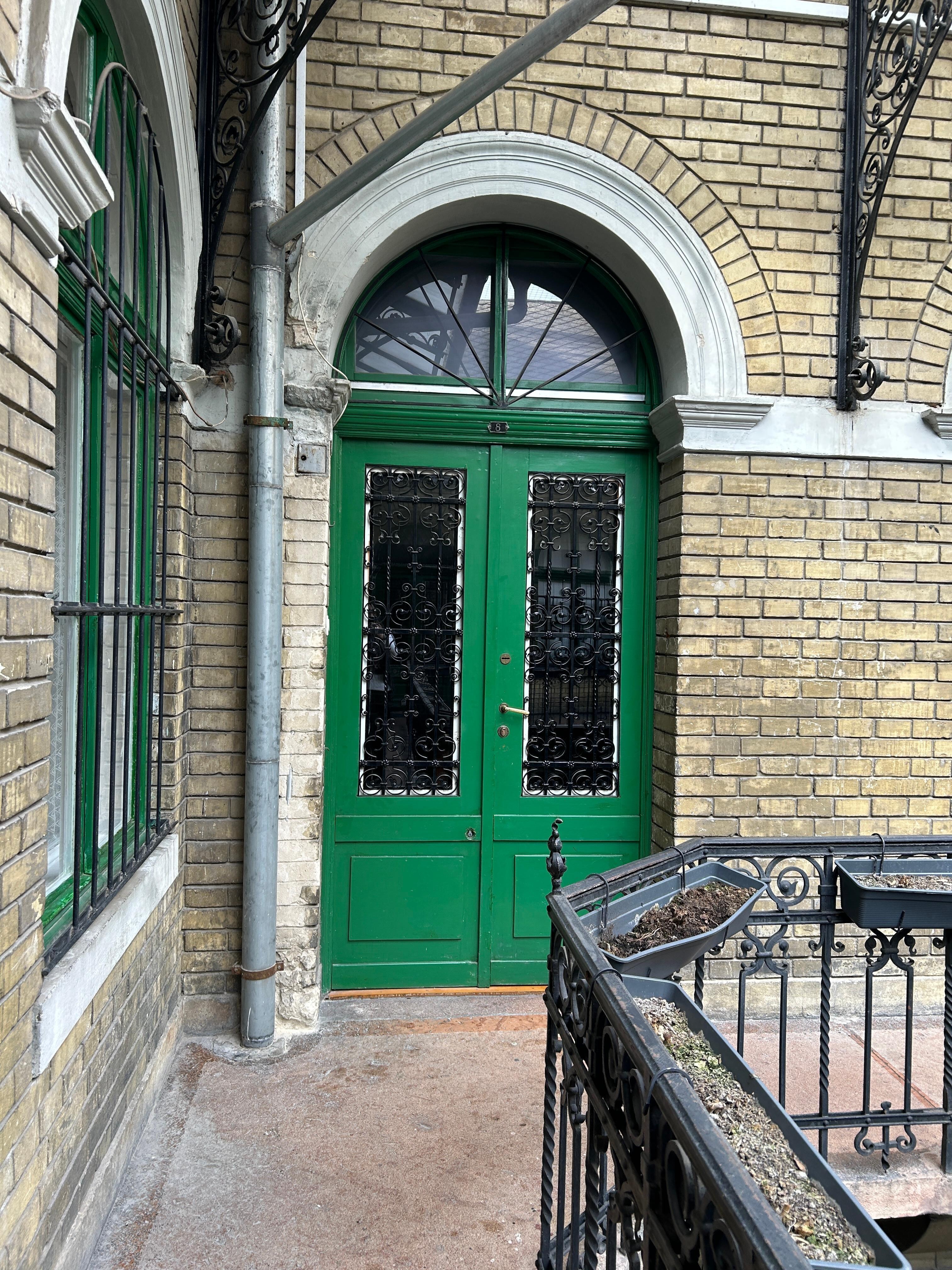 Adorable entrance and building. 