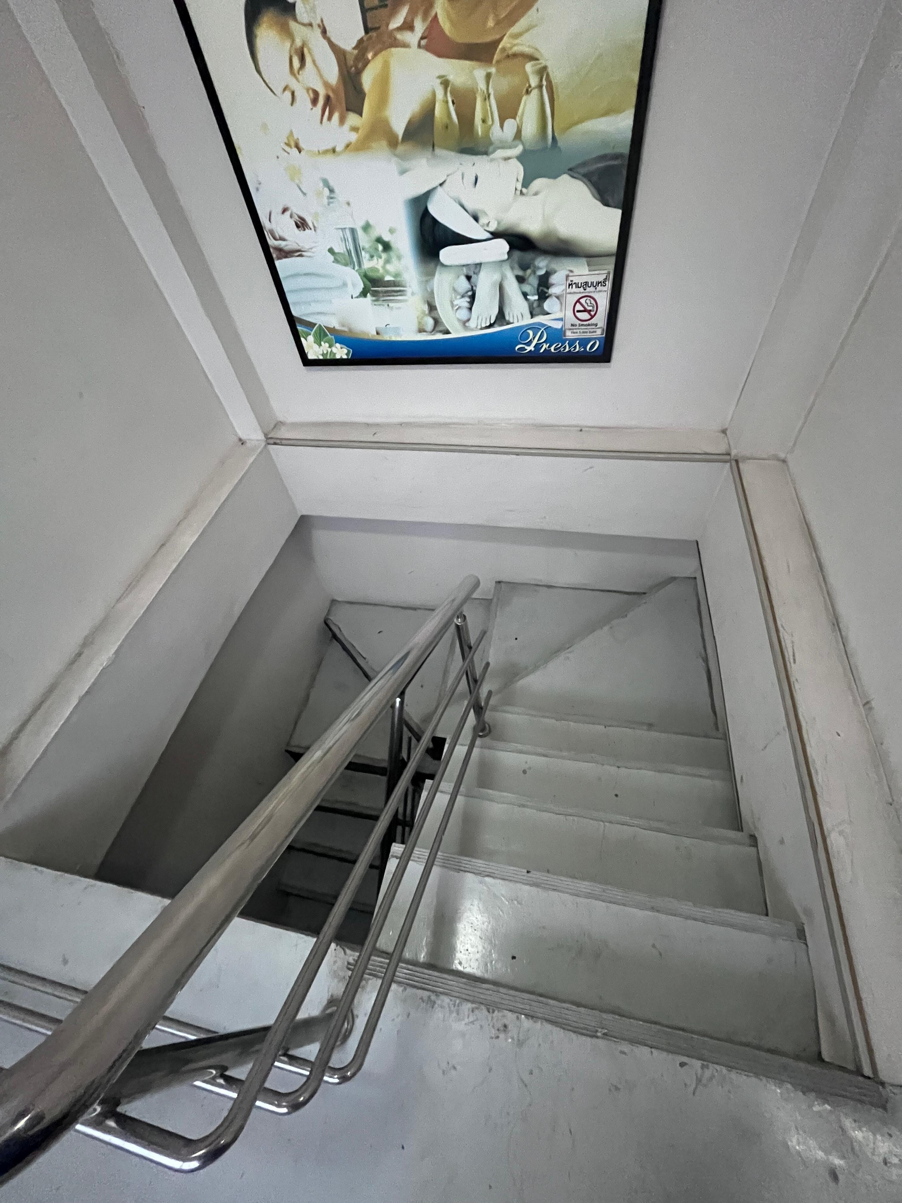 Escada super suja. Nunca viu uma vassoura