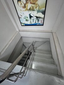 Escada super suja. Nunca viu uma vassoura