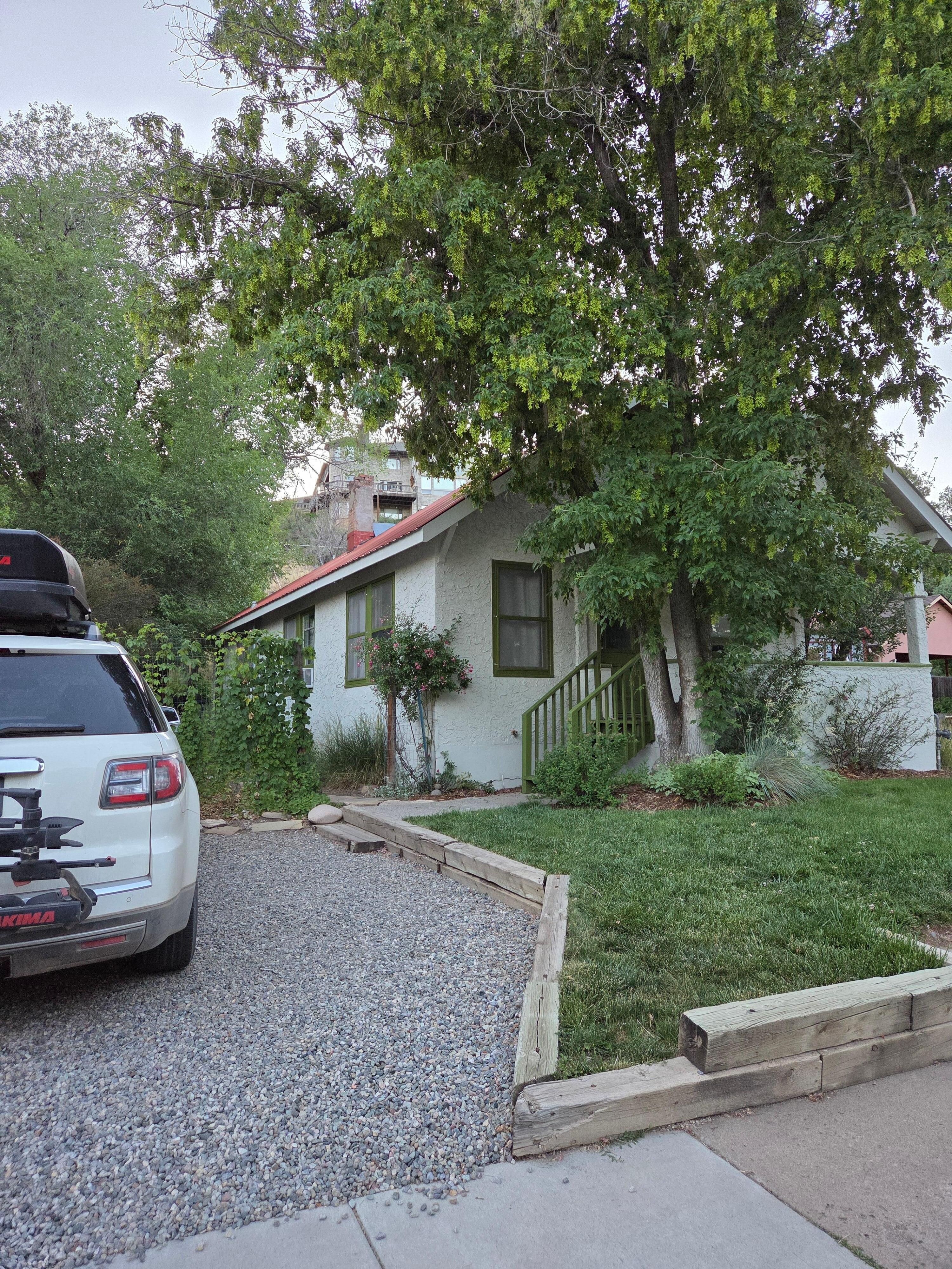 Easy access and cute house in the neighborhood