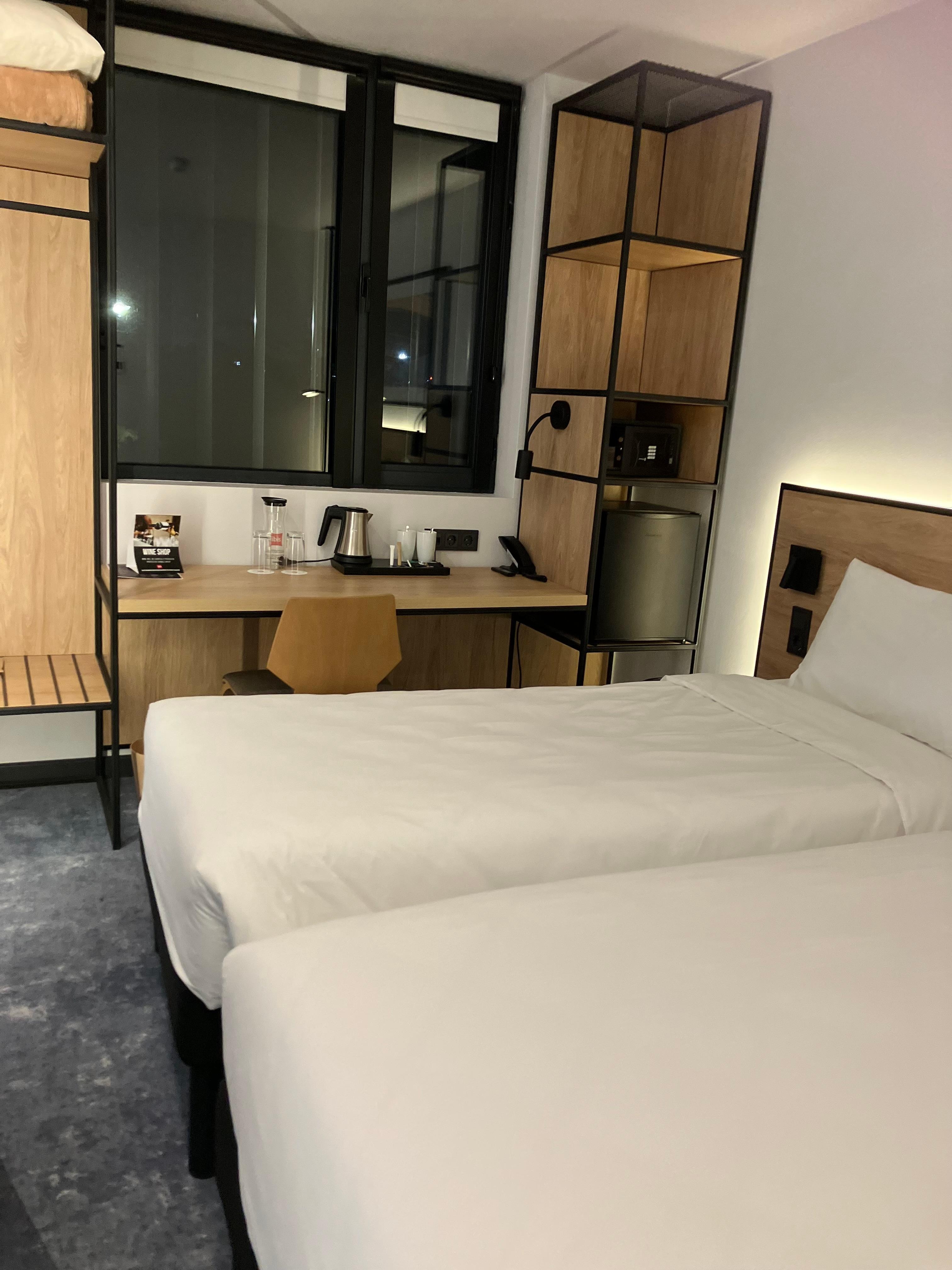 部屋はツインですが小さめです。冷蔵庫とセイフティボックスがありました。