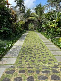 Pathway to the restaurant from the lobby