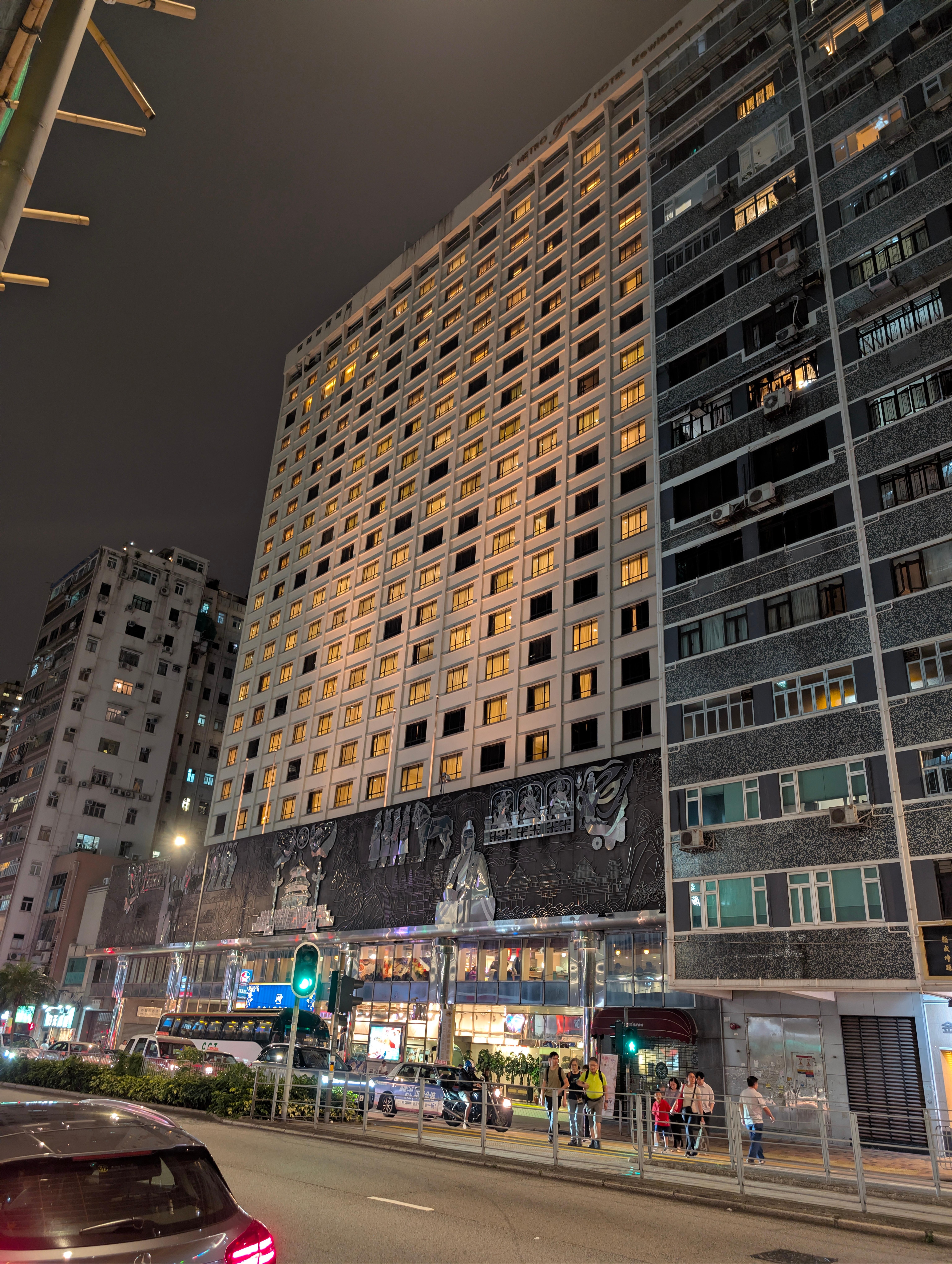正面の通りから見た、ホテルの夜景です。