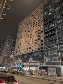 正面の通りから見た、ホテルの夜景です。
