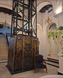 Loby del hotel, Elevador del siglo XVIII