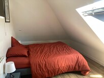 Il faut être souple pour se glisser sur la gauche du lit sous la pente du toît dans cette deuxième chambre à  la mézannine.