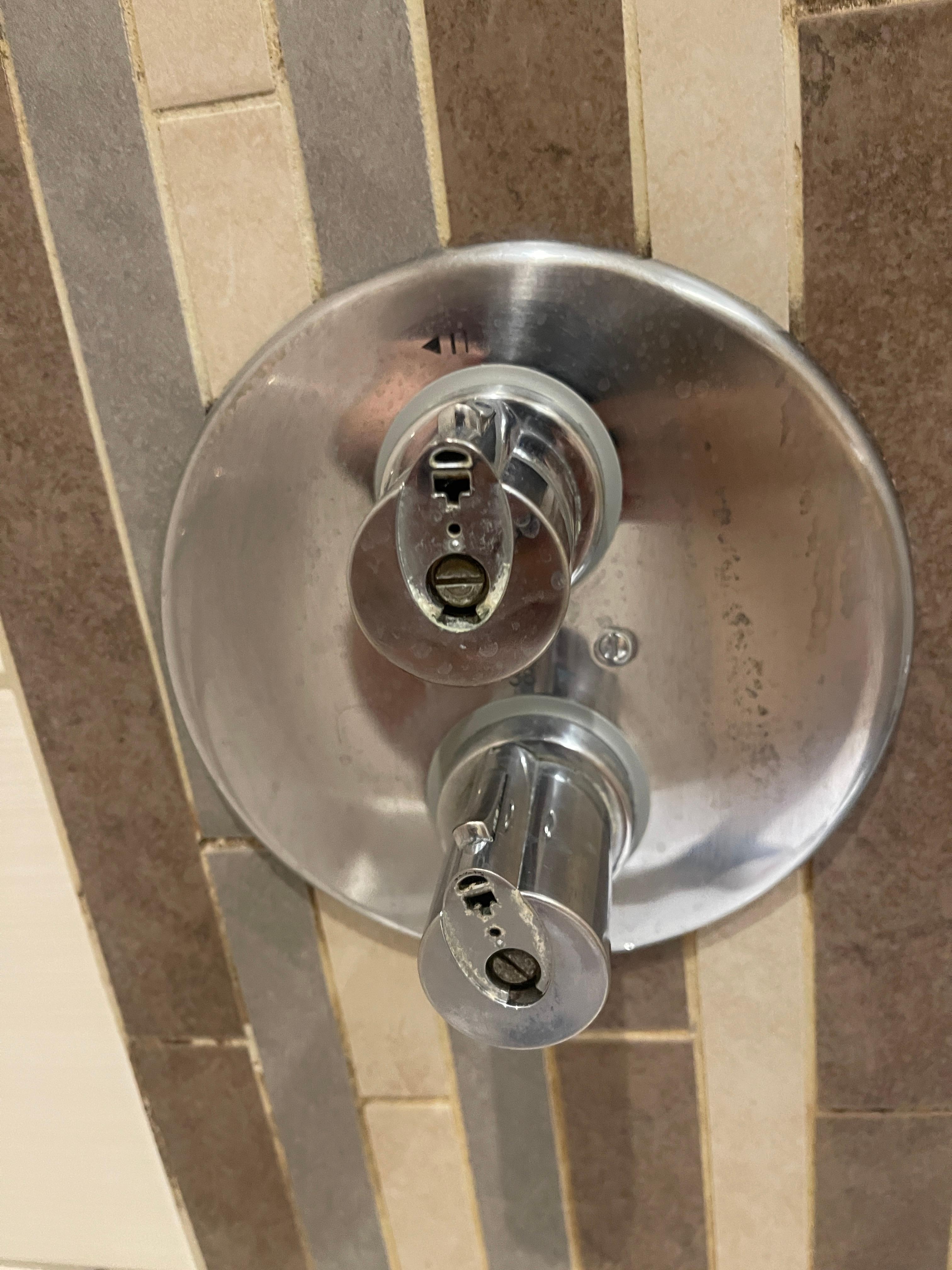Shower faucets without caps, screws fully exposed. This is not five-star quality maintenance. Poor finishing and unsafe appearance.