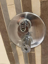 Shower faucets without caps, screws fully exposed. This is not five-star quality maintenance. Poor finishing and unsafe appearance.