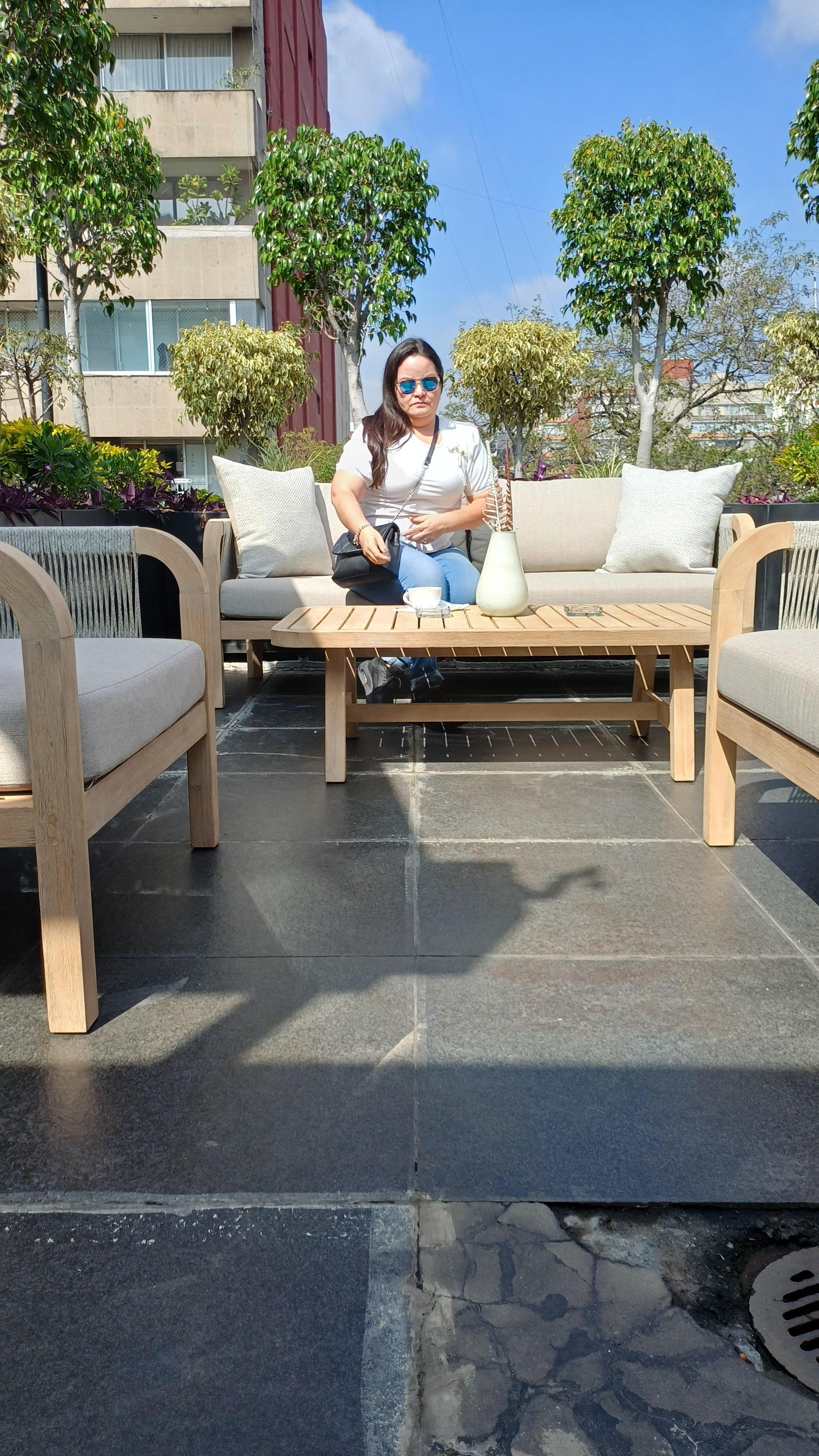 la terraza es linda y cómoda, el ambiente es agradable y se puede desayunar comodamente ahí.