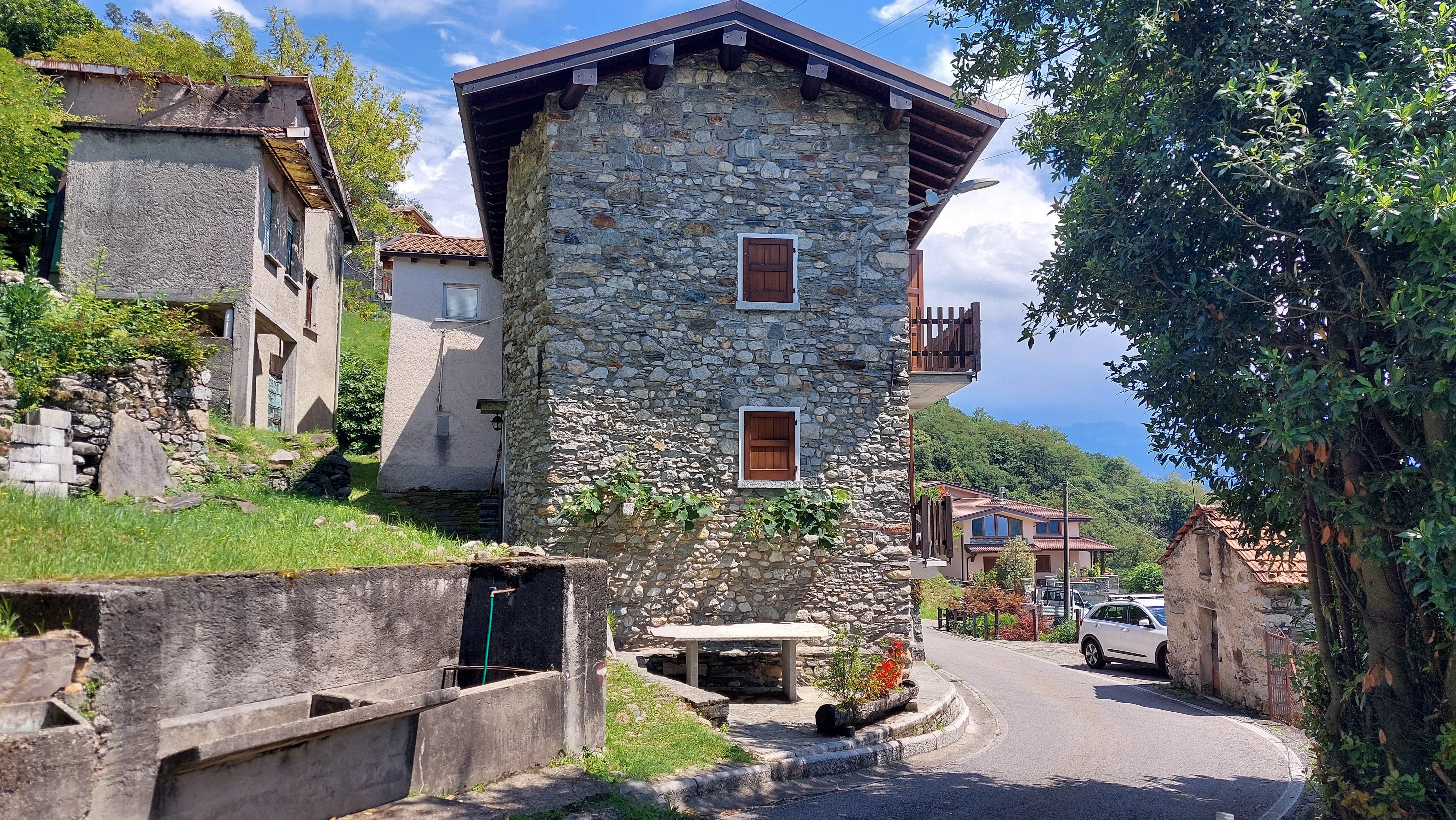 Opzij van het huis is een heerlijke plek om te ontbijten. 