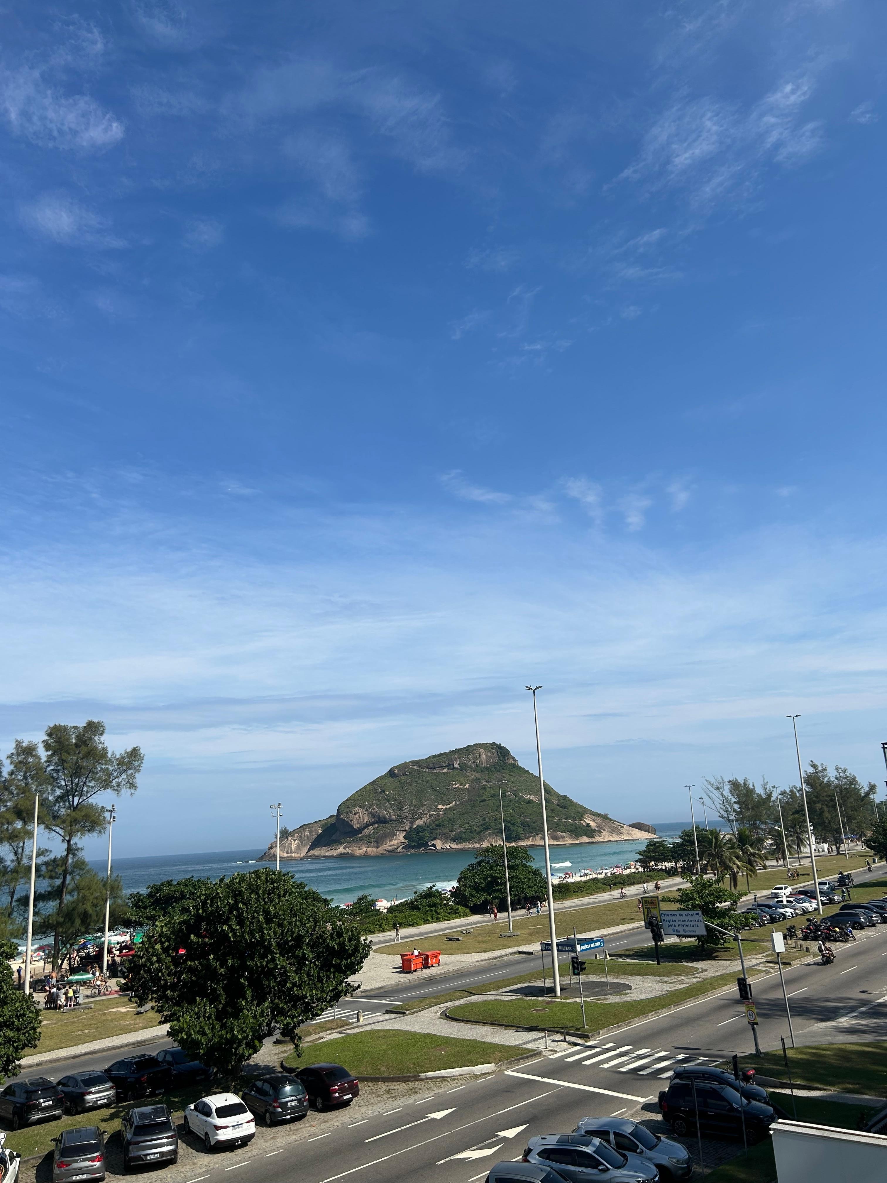 Vista do terraço para a praia e o morro que separa praia do Recreio da Prainha