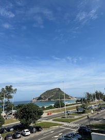 Vista do terraço para a praia e o morro que separa praia do Recreio da Prainha