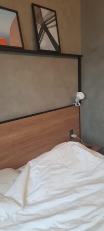 Luzes laterais na cama e duas cabeceiras de cada lado com tv enorme no quarto com acesso pelo hóspede à Netflix e Amazon além de outros canais, ar condicionado com controle. Variações de luzes há várias lâmpadas e você pode movê-las de direções.