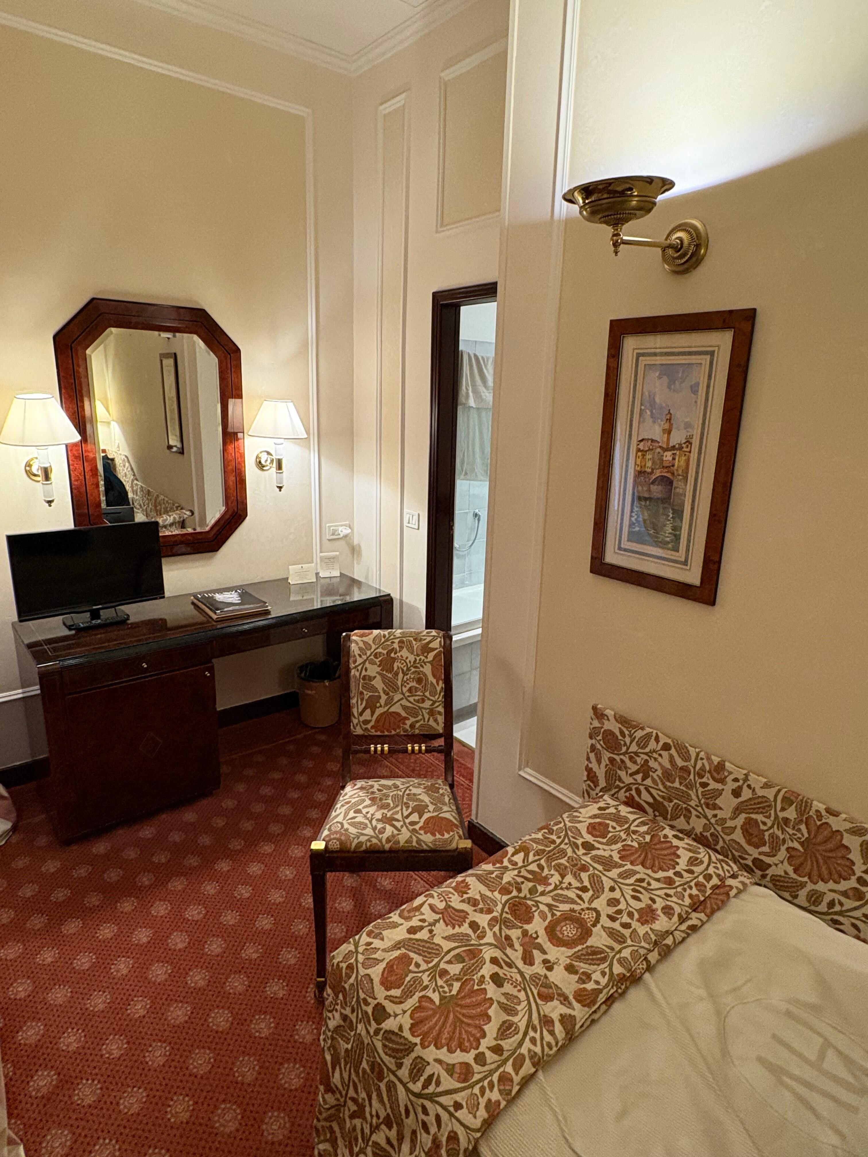 Beautiful single room for solo traveller.  Shower is the European bath style.