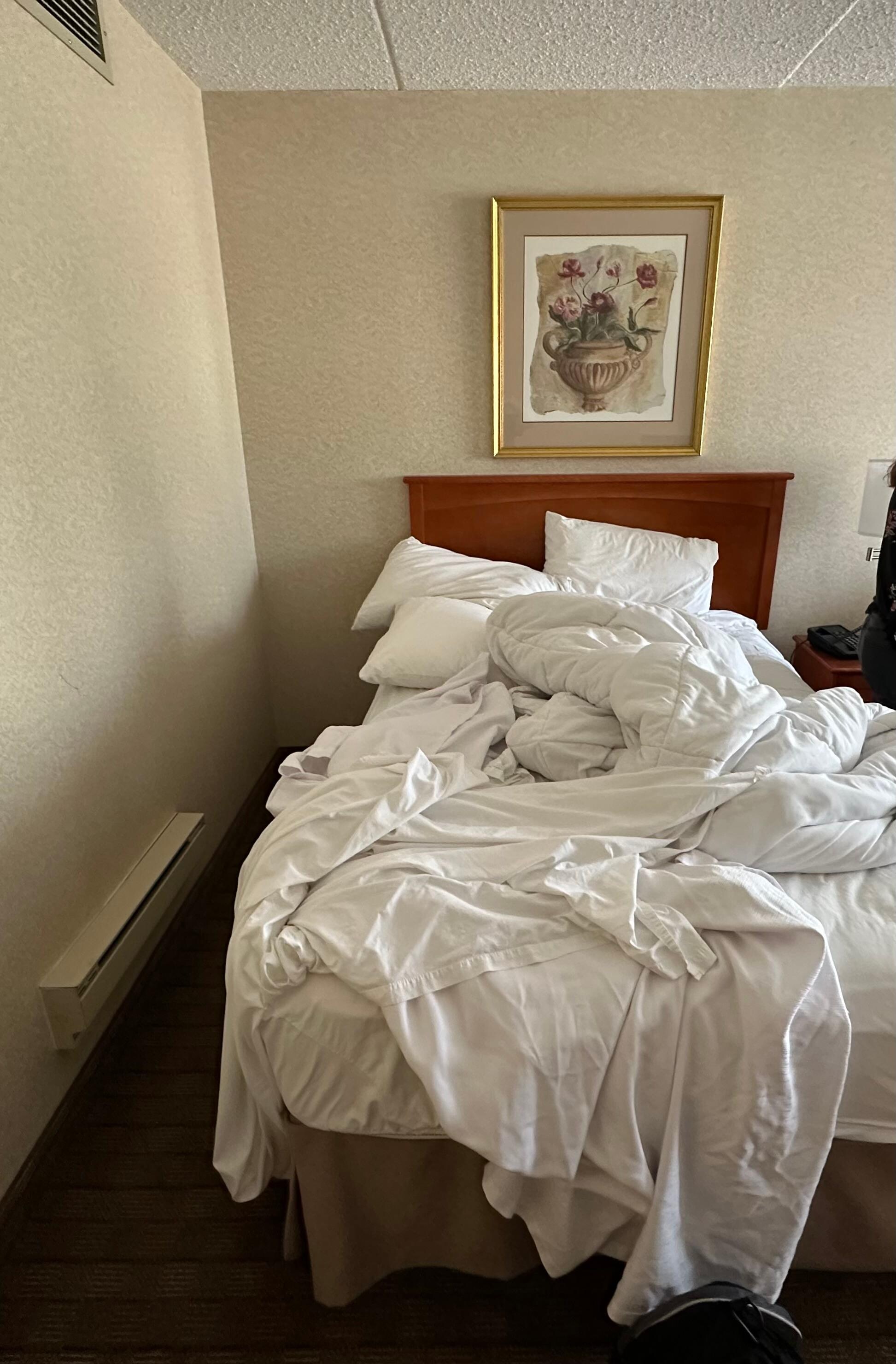 Another picture of the not made up room. 
