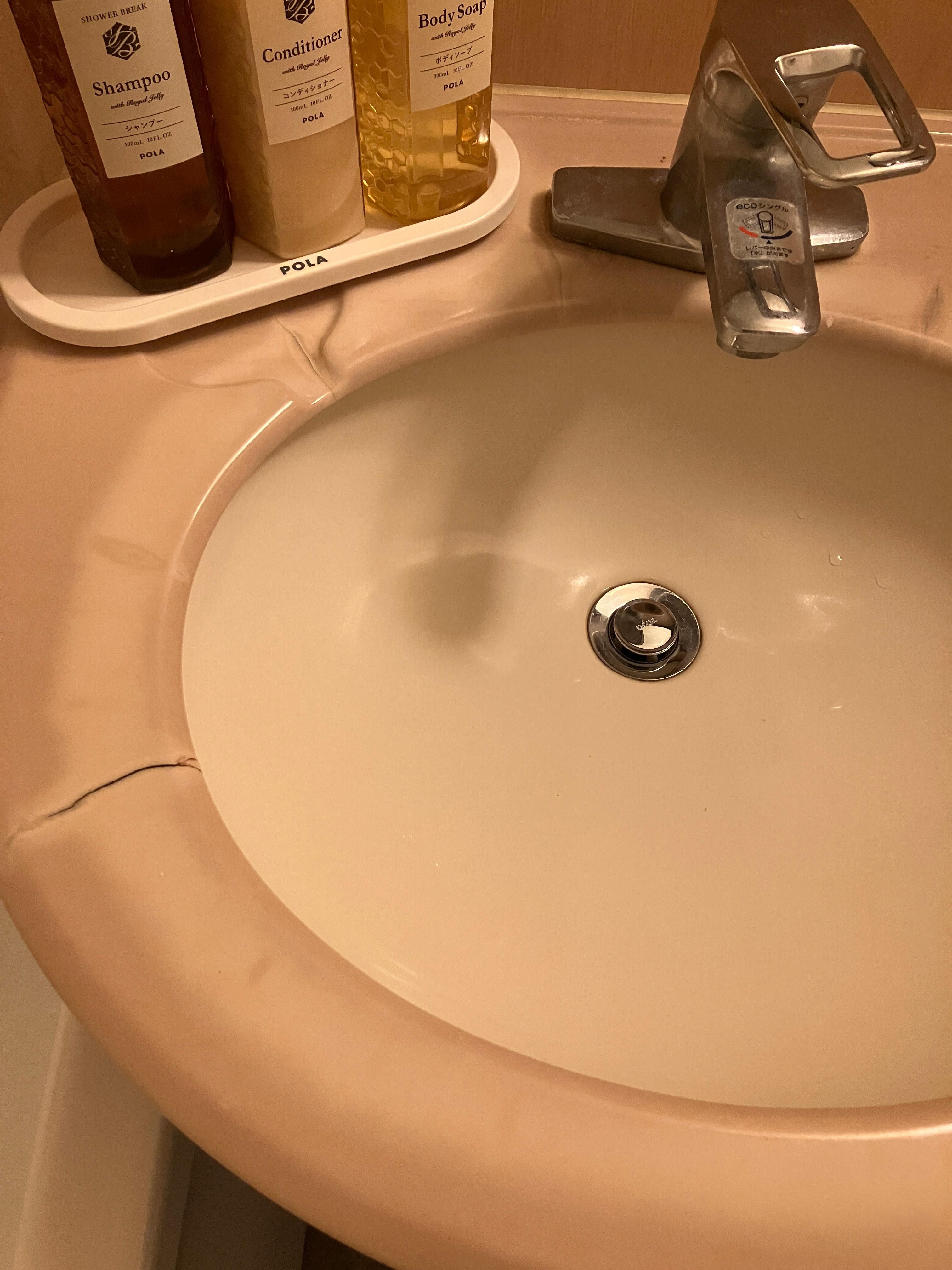 ユニットバスの洗面器など完全に劣化しています。