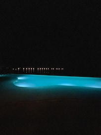 Piscina vista al océano