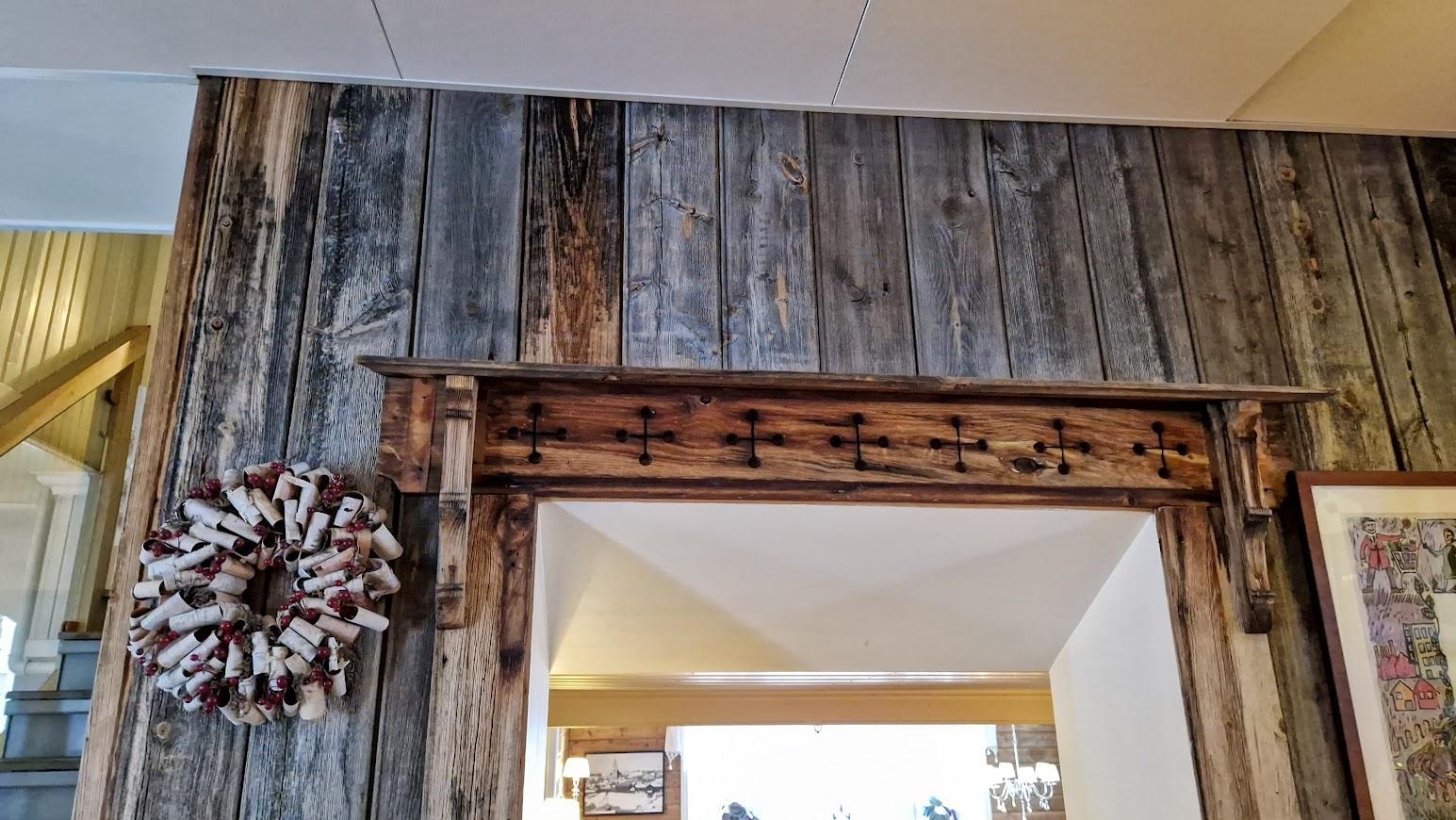 Dørinnramming til peisestuen