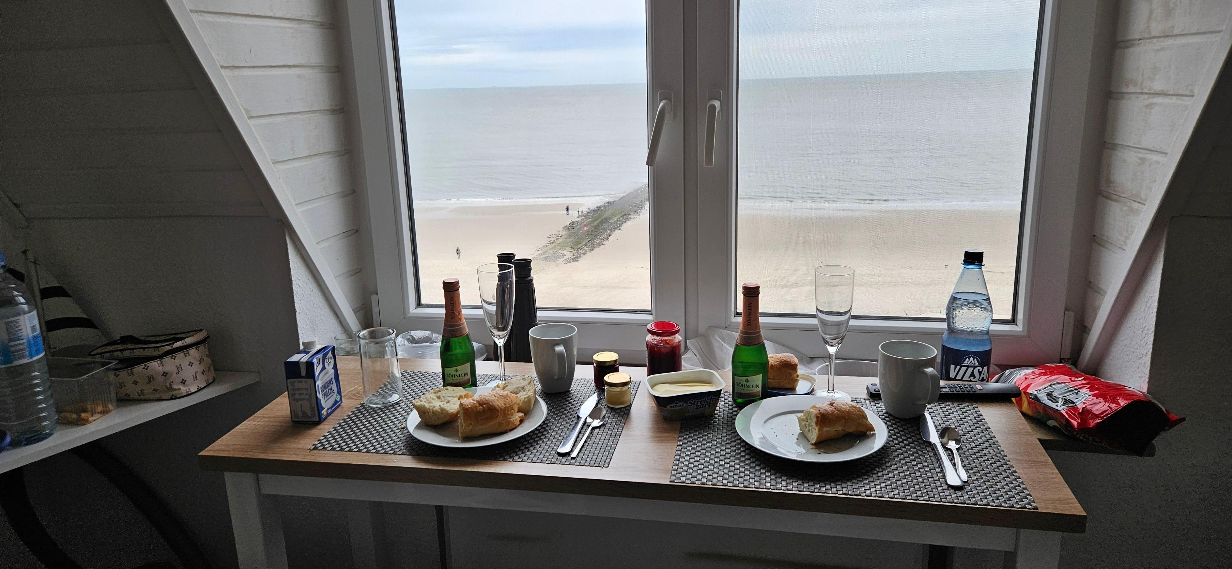 Frühstück mit Blick aufs Meer 