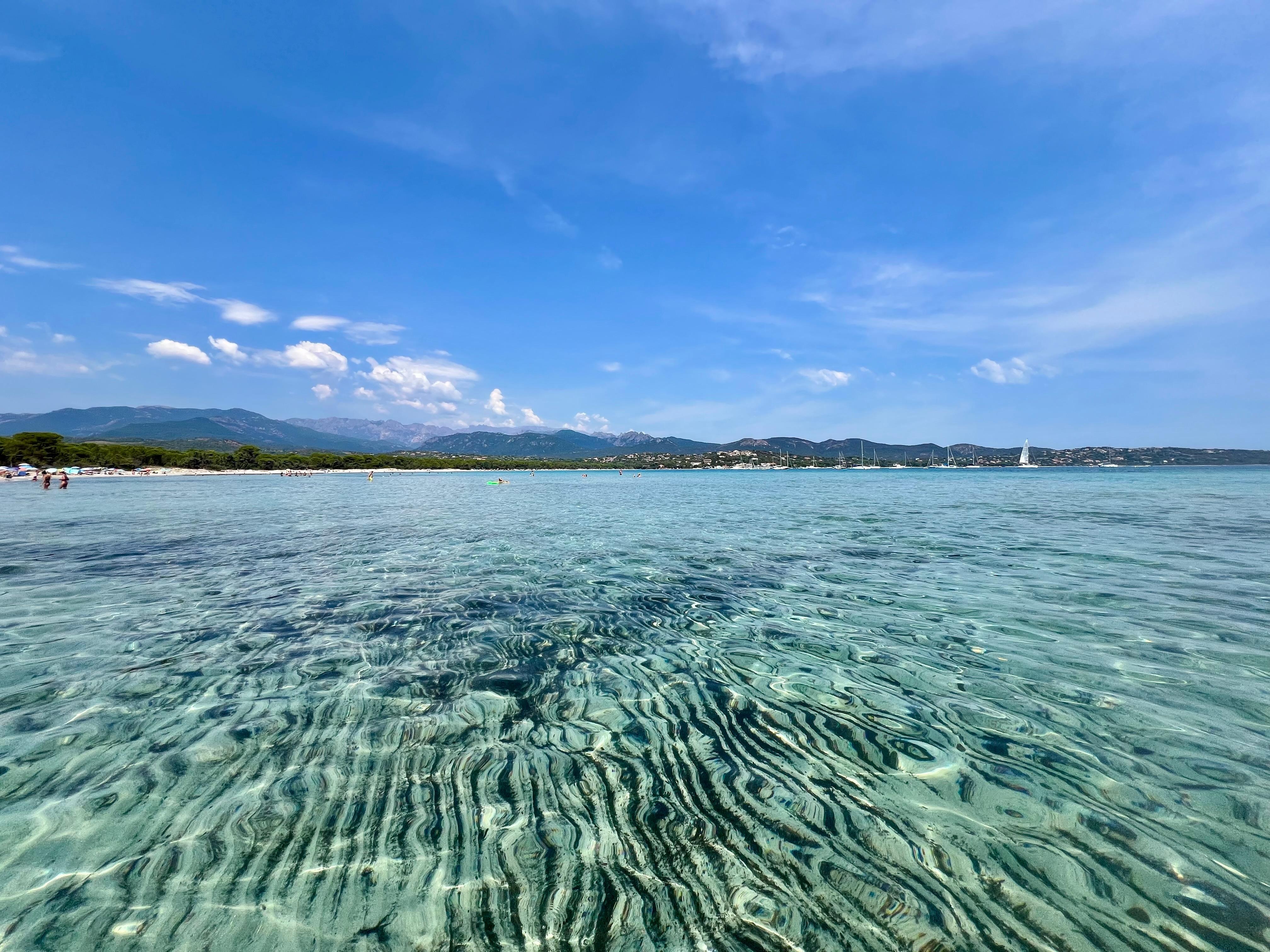Plage de Pinarellu, environ 20 min de l’hébergement. Plage parfaite avec des enfants car ils ont bien super loin et que dire du cadre avec la vue montagnes et cette eau !