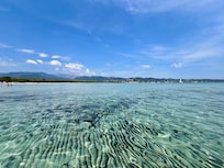 Plage de Pinarellu, environ 20 min de l’hébergement. Plage parfaite avec des enfants car ils ont bien super loin et que dire du cadre avec la vue montagnes et cette eau !