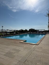 La piscine et le cadre.