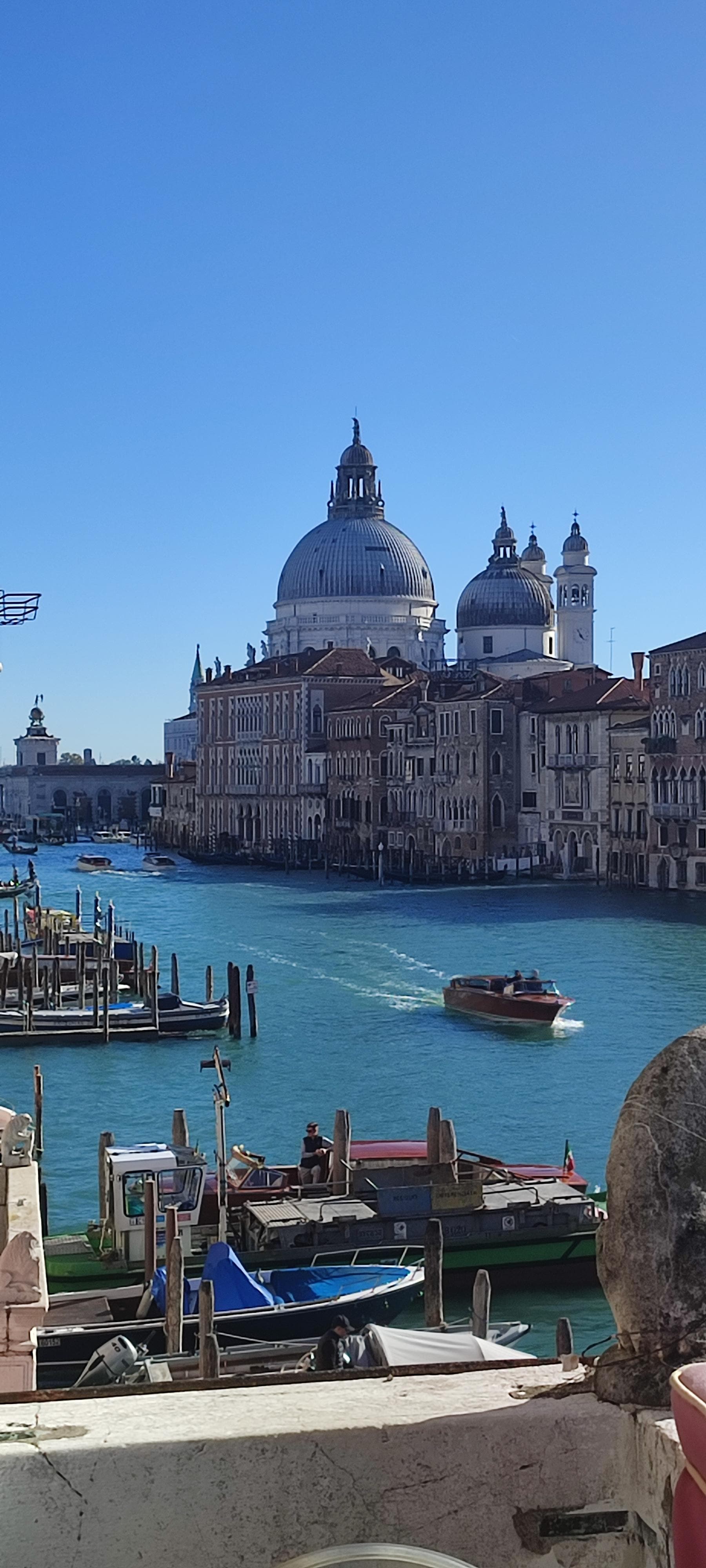 View from front of hotel up to G C entrance. 
