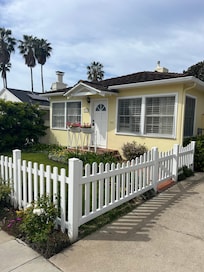 So cute and an easy entrance