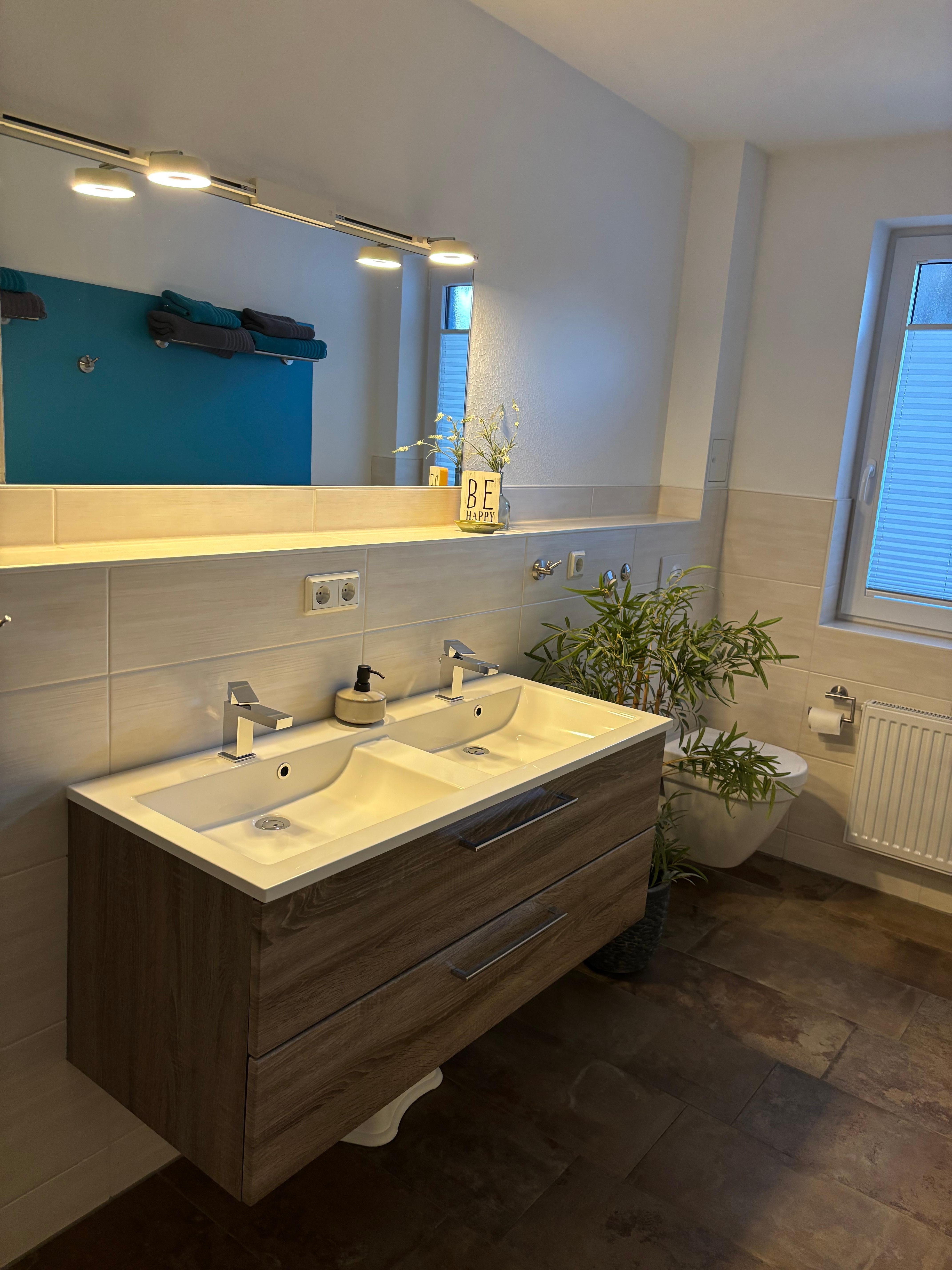 Sehr modernes Bad mit Dusche und 2 Waschbecken 