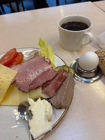 Första rundan på frukosten!