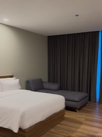 Spacious double room with lounger